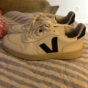 Slightly used VEJA black and white sneakers